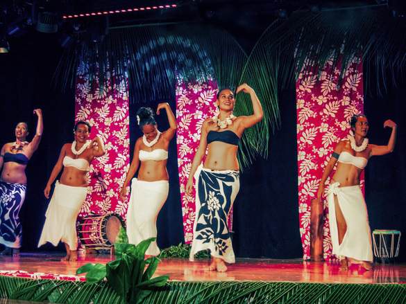 Paul Gauguin Cruises MS Paul Gauguin Le Grand Salon Entertainment 5 ©Paul Gauguin Cruises.jpg